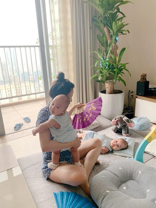 Vợ Thành Trung nghỉ công việc tiếp viên hàng không để có nhiều thời gian chăm sóc hai con.