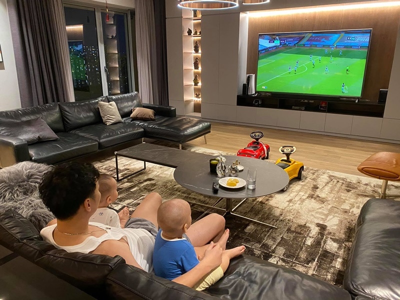 Hai quý tử nhà Thành Trung đều mê bóng đá giống bố.