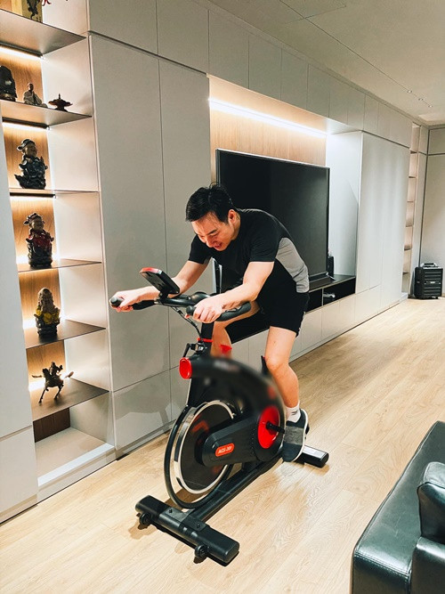 Khi không thể ra phòng tập gym, Thành Trung đạp xe trong nhà.
