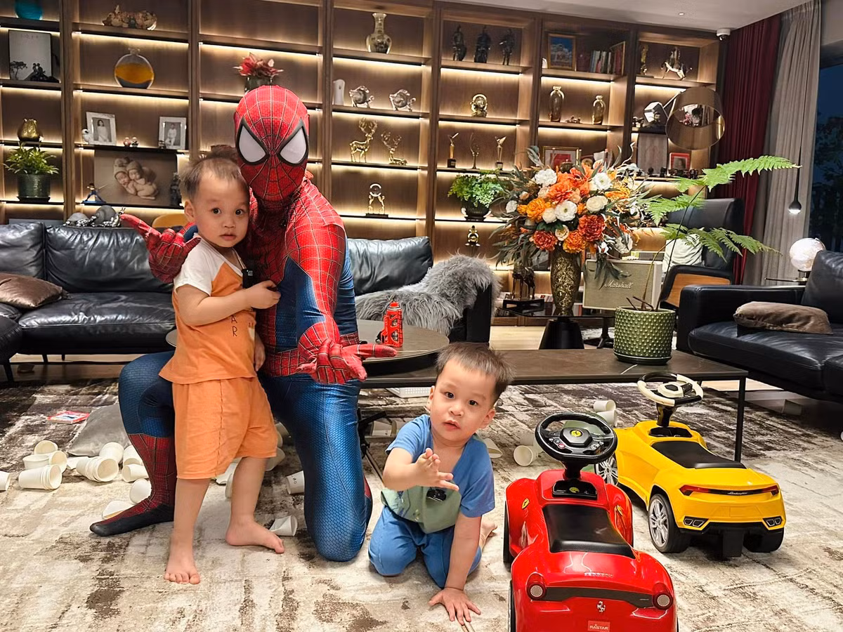 Thành Trung thường xuyên vui đùa cùng các con trong phòng khách. Trong ảnh, anh hoá thân thành người Nhện để các con được vui vẻ.