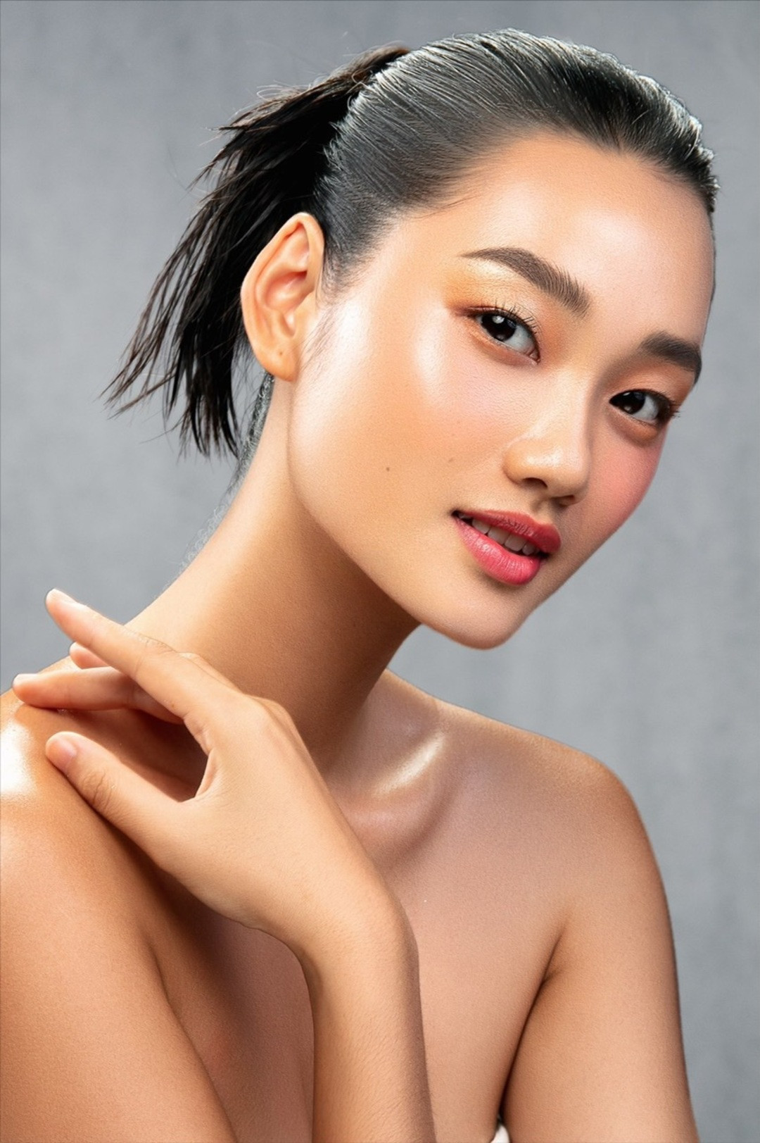 Quỳnh Anh cho rằng vẻ đẹp và sự tự tin quan trọng không chỉ với người mẫu hay hoa hậu mà còn với tất cả mọi người, nhấn mạnh mỗi cá nhân đều có nét đẹp riêng và không thể so sánh theo tiêu chuẩn nào.
