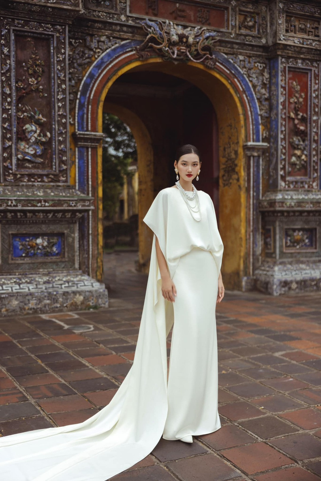 Tham gia Miss Universe Vietnam là thử thách lớn với Quỳnh Anh. Cô cân nhắc kỹ về việc thay đổi phong cách để thoát khỏi khuôn mẫu người mẫu và may mắn nhận được sự hỗ trợ từ thầy cô, bạn bè.