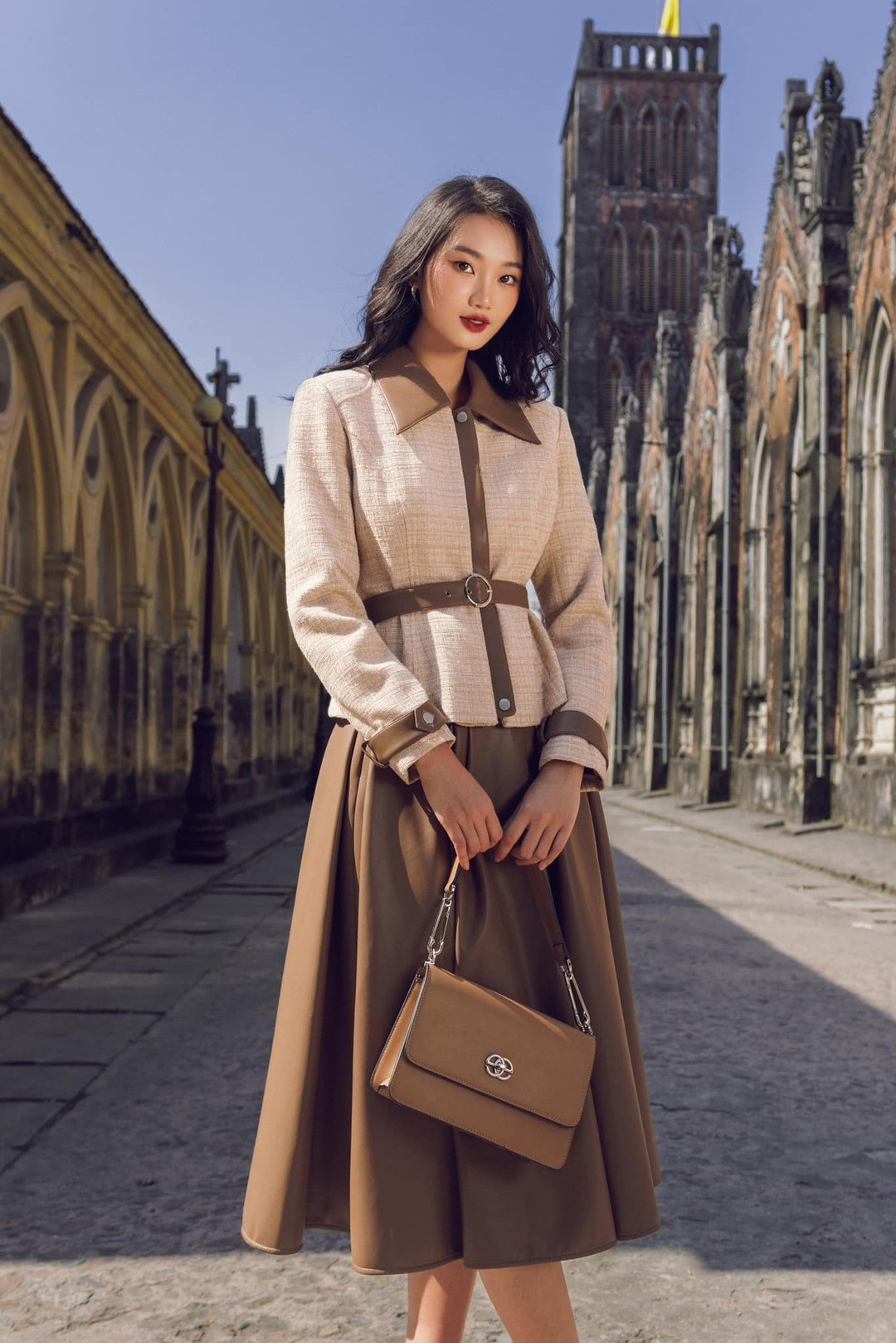 Quỳnh Anh đam mê du lịch và thường dẫn gia đình đi cùng. Cô cũng thường về thăm và trò chuyện với gia đình khi có thời gian rảnh.