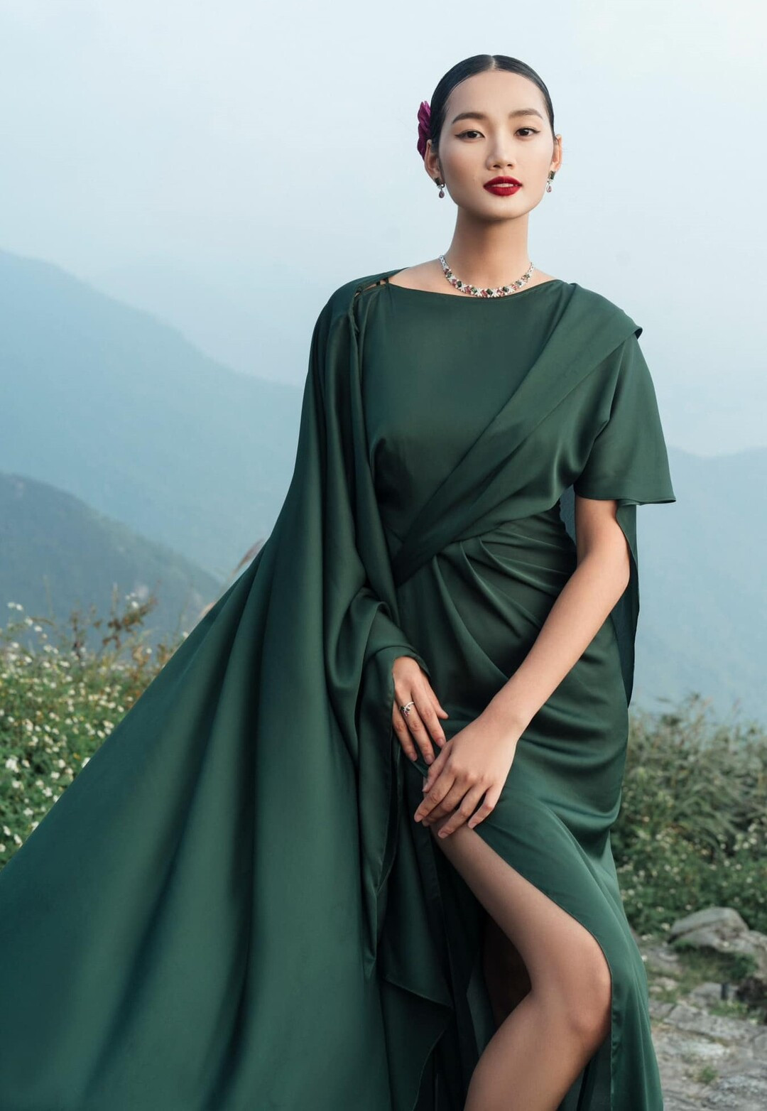 Quỳnh Anh cho biết đây là thời điểm cần thay đổi để khán giả biết đến nhiều hơn. "Tôi học lại từ đầu, từ catwalk, cách đi đứng, ăn nói… cho phù hợp với cuộc thi nhưng vẫn giữ cá tính và giá trị riêng", cô chia sẻ.