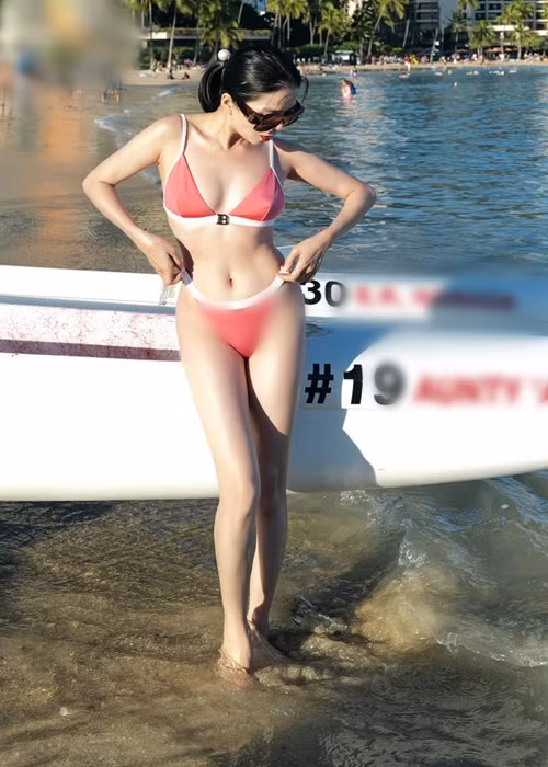 Nữ ca sĩ sở hữu đường cong hình thể nóng bỏng ở tuổi 43, từng một lần sinh nở.