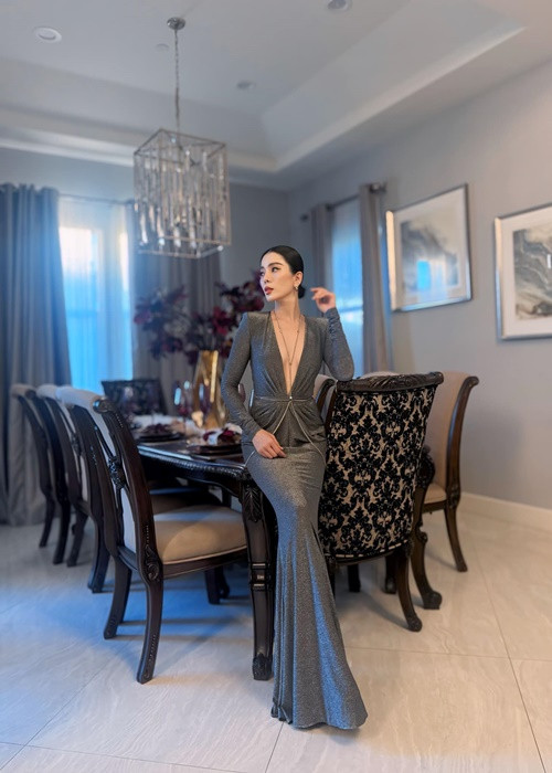 Lệ Quyên chuộng trang phục bó sát, cắt xẻ khi biểu diễn.