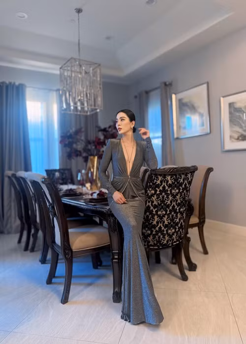 Lệ Quyên chuộng trang phục bó sát, cắt xẻ khi biểu diễn.