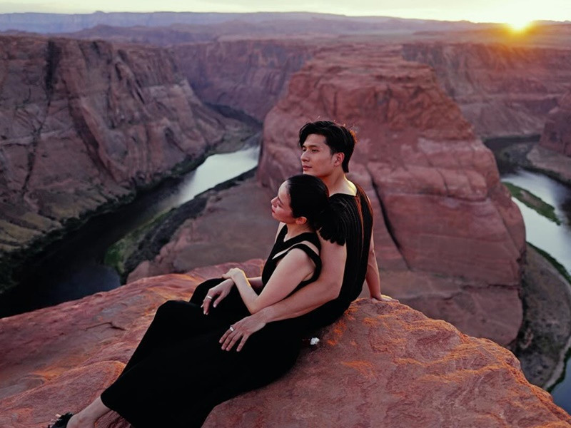 Du lịch cùng Lâm Bảo Châu, Lệ Quyên thường ăn mặc đồng điệu cùng bạn trai kém 12 tuổi.