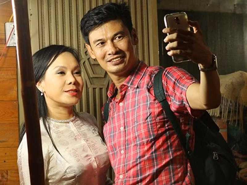 Tiết Cương yêu thầm Việt Hương khi cả hai học trường Nghệ thuật Sân khấu 2, tiền thân của Đại học Sân khấu điện ảnh TP.HCM. Tiết Cương chia sẻ, anh quá nhút nhát nên chưa kịp bày tỏ tình cảm thì cô bạn cùng lớp đã có người yêu. Ảnh: Znews.