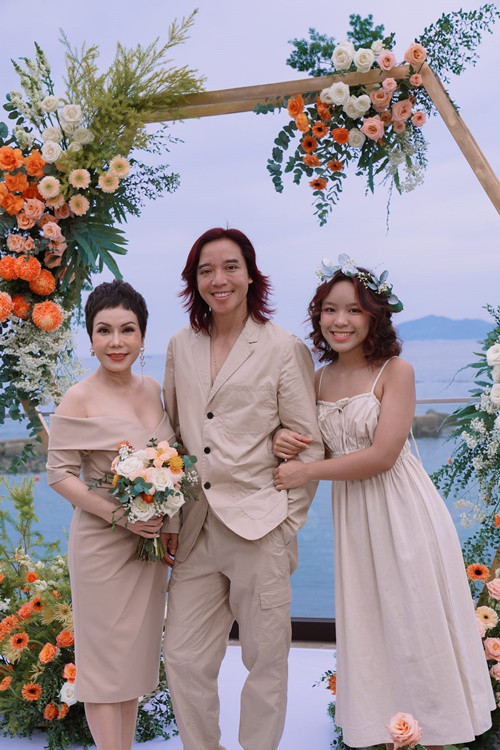 Hoài Phương hỗ trợ Việt Hương quản lý việc kinh doanh, chăm sóc con gái. Ảnh: FB Việt Hương.