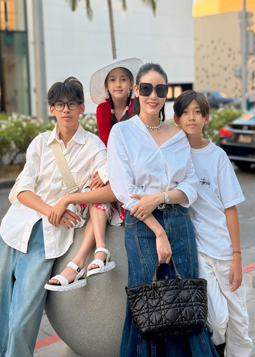 Mới đây, Hà Kiều Anh chia sẻ trong một chương trình, mỗi năm cô chi hơn 5 tỷ đồng cho 3 người con ăn học.