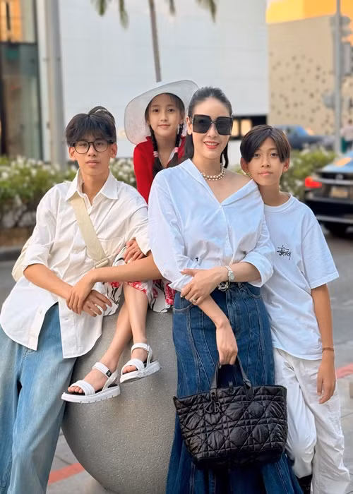 Mới đây, Hà Kiều Anh chia sẻ trong một chương trình, mỗi năm cô chi hơn 5 tỷ đồng cho 3 người con ăn học.