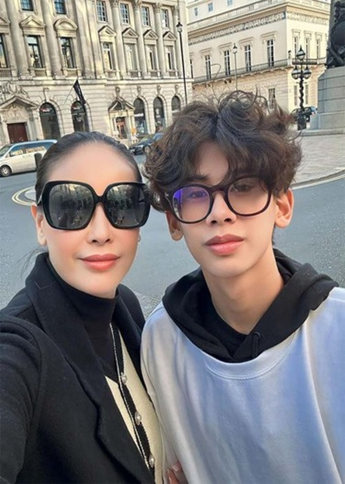 Cụ thể, Vương Khang - con trai đầu lòng của Hà Kiều Anh đang học lớp 11 tại Anh. Tiền học phí của Vương Khang khoảng 2,6 tỷ đồng một năm. Tiền ăn hàng tháng của con trai Hà Kiều Anh khoảng 25 triệu đồng.