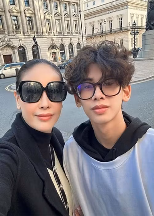 Cụ thể, Vương Khang - con trai đầu lòng của Hà Kiều Anh đang học lớp 11 tại Anh. Tiền học phí của Vương Khang khoảng 2,6 tỷ đồng một năm. Tiền ăn hàng tháng của con trai Hà Kiều Anh khoảng 25 triệu đồng.