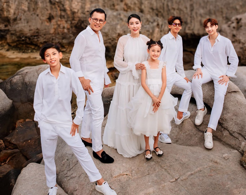 Ngoài ba con chung với Hà Kiều Anh, doanh nhân Huỳnh Trung Nam còn có một người con trai riêng. Hiện tại, con riêng của chồng Hà Kiều Anh đang là ông chủ một nhà hàng Ấn Độ và quán bar tại Vũng Tàu.