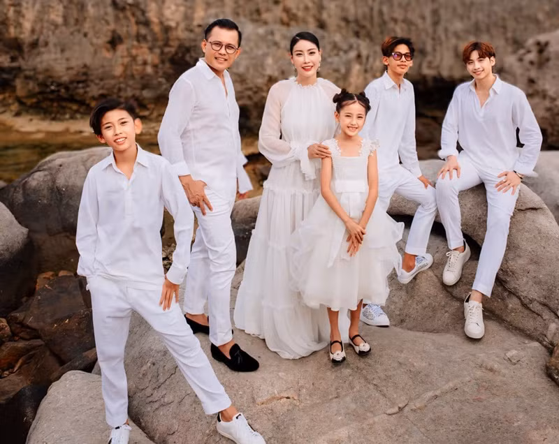 Ngoài ba con chung với Hà Kiều Anh, doanh nhân Huỳnh Trung Nam còn có một người con trai riêng. Hiện tại, con riêng của chồng Hà Kiều Anh đang là ông chủ một nhà hàng Ấn Độ và quán bar tại Vũng Tàu.