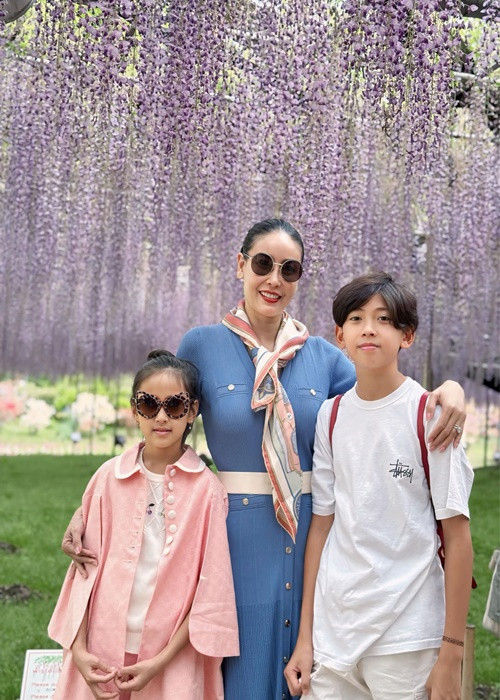 Trong khi đó, tiền học phí và học thêm của Vương Khôi - con trai thứ hai của Hà Kiều Anh và Viann - con gái Hà Kiều Anh là 2,5 tỷ đồng một năm.