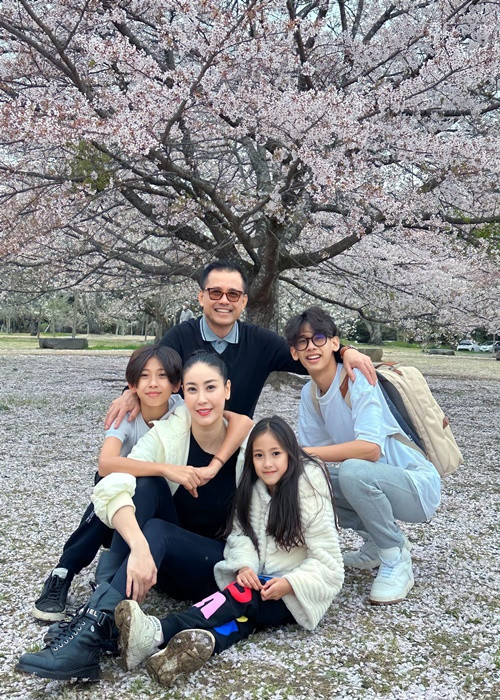 Hà Kiều Anh lo vé máy bay còn chồng cô trả tiền khách sạn mỗi lần gia đình đi du lịch.