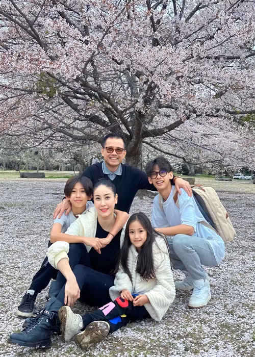 Hà Kiều Anh lo vé máy bay còn chồng cô trả tiền khách sạn mỗi lần gia đình đi du lịch.