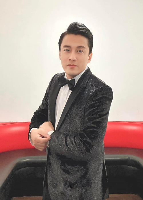 Trước đây, mẹ ruột của Lam Trường sống trong căn nhà 50 tỷ. “Diện tích nhà đó khá lớn, khoảng 200m2 lại tới mấy tầng, đúng là hơi rộng so với 1 người. Nếu chỉ có má với cô giúp việc, má sẽ buồn lắm. Má tôi thích chỗ nhỏ, gọn mà có con cái ở bên. Từ hồi sang Quận 10, má vui khỏe hơn nhiều. Nhưng tôi không quan tâm lắm. Bán, cho thuê hay cứ để đó, sao cũng được”, Lam Trường chia sẻ thêm. Ảnh: FB Lam Trường.