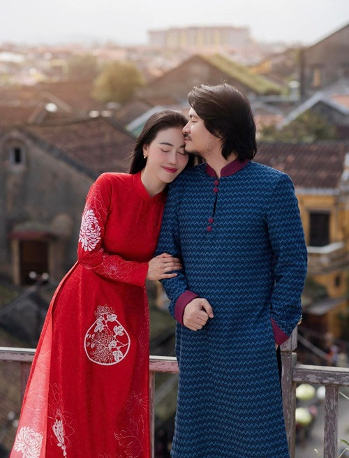 Trong chương trình The Khang Show, vợ đạo diễn Hoàng Nhật Nam cho biết, ở nhà hay ở công ty, hai vợ chồng đều thể hiện sự thoải mái, hiếm khi dành cho nhau những lời “sến” như trên chương trình.