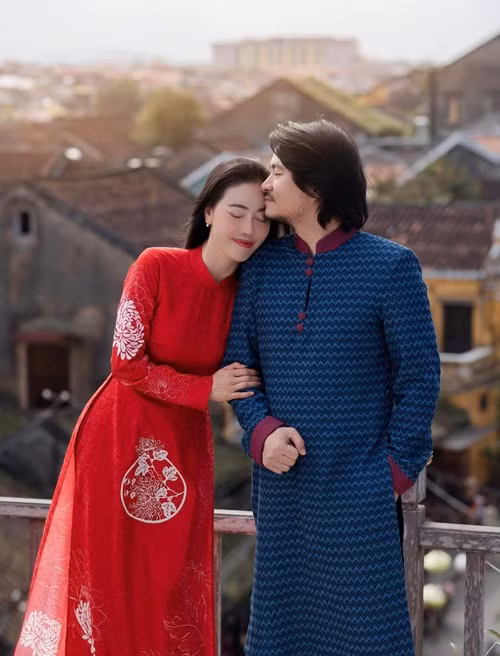 Trong chương trình The Khang Show, vợ đạo diễn Hoàng Nhật Nam cho biết, ở nhà hay ở công ty, hai vợ chồng đều thể hiện sự thoải mái, hiếm khi dành cho nhau những lời “sến” như trên chương trình.