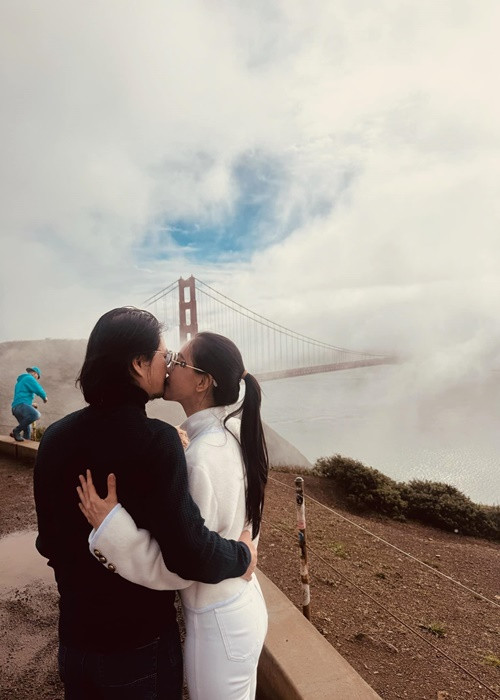 "... Hai là tôi thực sự bị ám ảnh đám cưới đẹp như cổ tích của Brad Pitt - Angelina Jolie và hiện tại là những cuộc tranh chấp, kiện tụng chưa có hồi kết của họ. Vài cặp nghệ sĩ khác cũng có đám cưới đẹp và rồi chẳng có happy ending. Tôi có hơi bi quan quá không? Tôi sợ cái gì quá đẹp rồi sẽ tan biến. Nhưng chắc phải làm đám cưới sớm thôi, chứ đằng gái cũng hối quá rồi", anh nói.