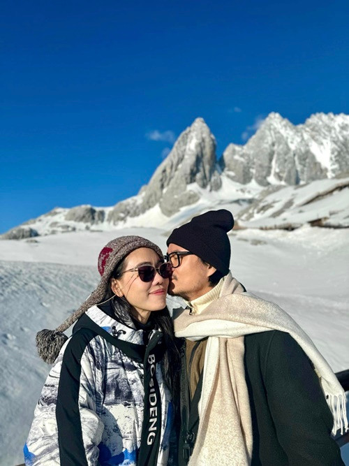 Dù bên nhau trong công việc lẫn cuộc sống, vợ chồng "bà trùm hoa hậu" vẫn không thấy nhàm chán.