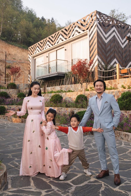 Vợ chồng "bà trùm hoa hậu" có hai người con chung, đủ nếp, đủ tẻ.