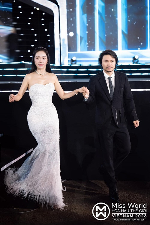 Đạo diễn chia sẻ vào năm 2023 về chuyện tổ chức đám cưới: "Có 2 lý do: Một là chắc do bệnh nghề nghiệp, việc gì tôi cũng phải lên kế hoạch, kịch bản, tổ chức chỉn chu nên đến giờ vẫn chưa thể tổ chức lễ cưới được, vì guồng xoay công việc quá bận. Gia đình thì cũng nhiều việc nữa...".