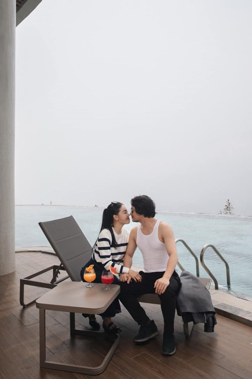 Sau khi kết hôn, Hoàng Nhật Nam gia nhập công ty của vợ. Vì thế, cặp đôi có nhiều thời gian bên nhau, sáng đến công ty chung, ăn trưa cùng nhau, chiều đi thể dục cùng, tối ăn cơm chung.