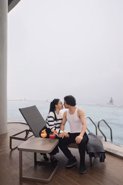 Sau khi kết hôn, Hoàng Nhật Nam gia nhập công ty của vợ. Vì thế, cặp đôi có nhiều thời gian bên nhau, sáng đến công ty chung, ăn trưa cùng nhau, chiều đi thể dục cùng, tối ăn cơm chung.