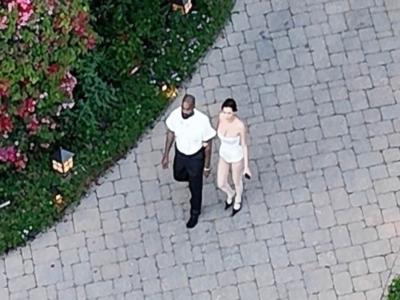 Vợ chồng nam rapper dính như sam sau khi về chung một nhà. Ảnh: Backgrid.