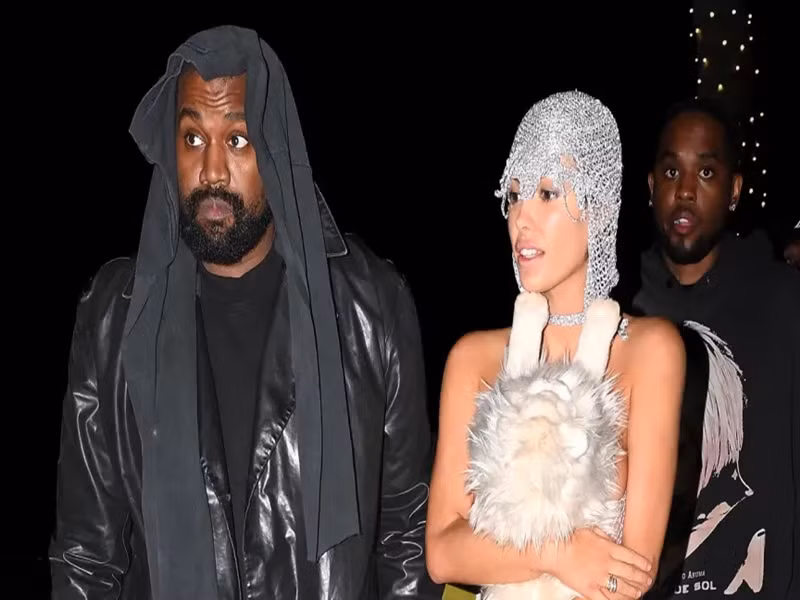 Bianca Censori bắt đầu ăn mặc thiếu vải nơi công cộng sau khi kết hôn với Kanye West vào tháng 12/2022. Ảnh: Backgrid.