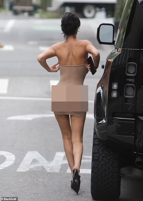 Bianca Censori còn vô tư chỉnh sửa trang phục giữa phố. Ảnh: Backgrid.