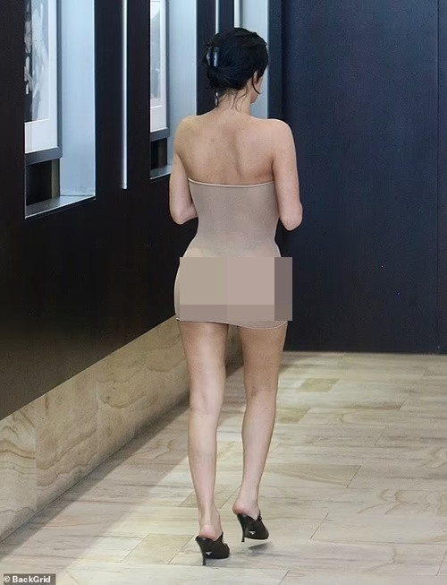 Nữ kiến trúc như "mặc như không" dù ra ngoài đường. Ảnh: Backgrid.