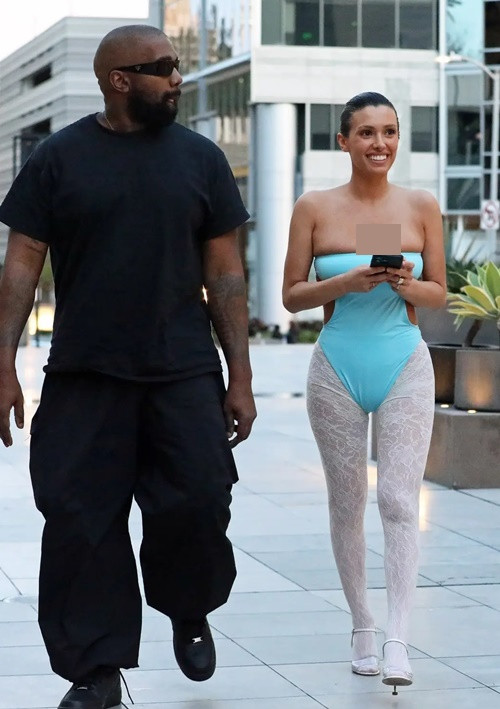 Một nguồn tin cho biết, Kim Kardashian đã yêu cầu Kanye West không được để Bianca Censori diện những bộ trang phục phản cảm trước mặt các con chung giữa Kim Kardashian và Kanye West. Ảnh: Backgrid.