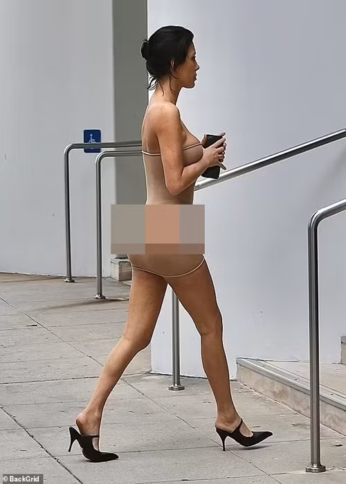 Trang phục của vợ Kanye West bị chê phản cảm. Ảnh: Backgrid.