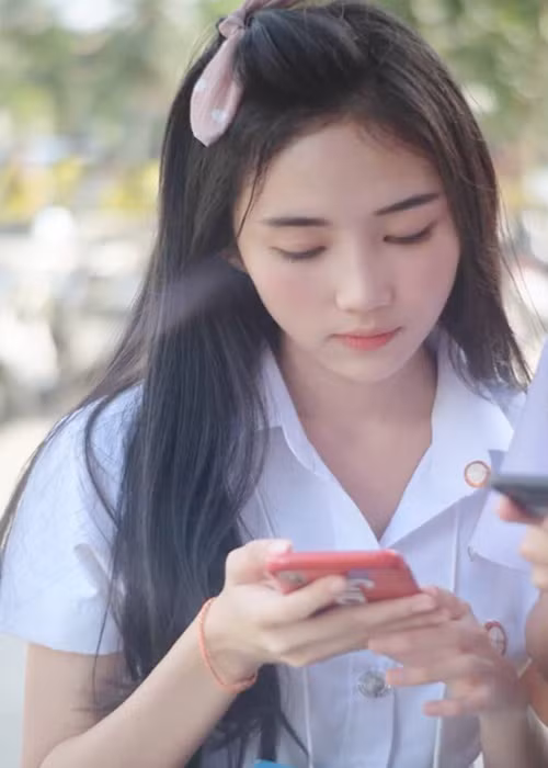  Hot girl Atinuch Wattanasirichaikul bị chụp lén khi là nữ sinh của một trường cấp 3. Nhiều cư dân mạng đặt cho cô nàng biệt danh hot girl học đường hoặc thiên thần bởi Atinuch sở hữu gương mặt xinh đẹp, mũi cao dọc dừa, đôi mắt to, làn da trắng.