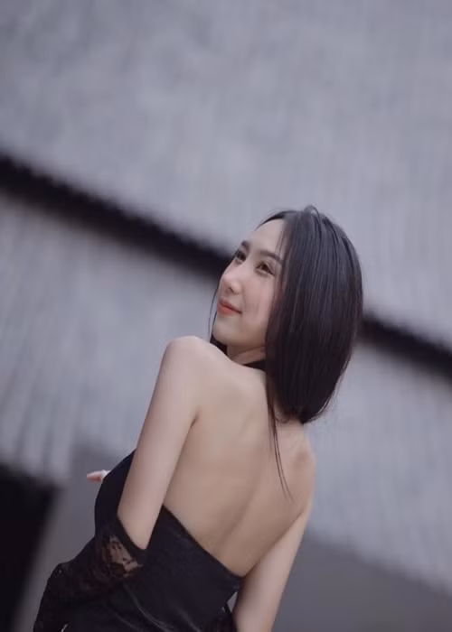 Atinuch Wattanasirichaikul ngày càng mặc táo bạo.