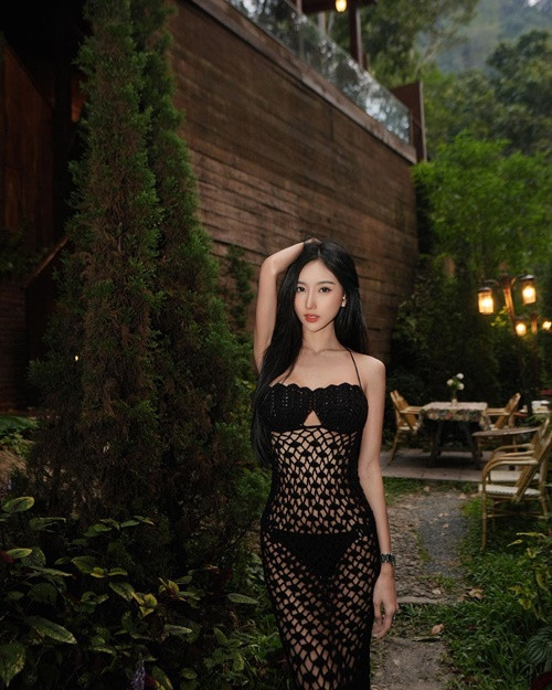 Gu thời trang của hot girl trở nên táo bạo hơn khi cô nàng theo đuổi con đường người mẫu.