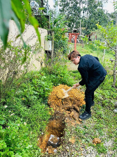 "Tôi từ bé sống trong môi trường không có sự xa hoa, lộng lẫy. Đó là cuộc sống đơn giản, bình dị không có nhu cầu cao về vật chất. Mẹ tôi làm thợ may và đó là nguồn thu nhập chính cho gia đình. Sau này lớn lên, dù được nhiều người biết đến thì nếp sống giản dị đã ăn sâu trong lòng mình", Đại Nghĩa chia sẻ trên VTV. Ảnh: FB Đại Nghĩa.
