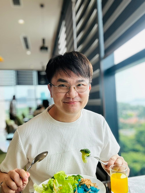 Đại Nghĩa sống bình dị, ăn chay. Ảnh: FB Đại Nghĩa.