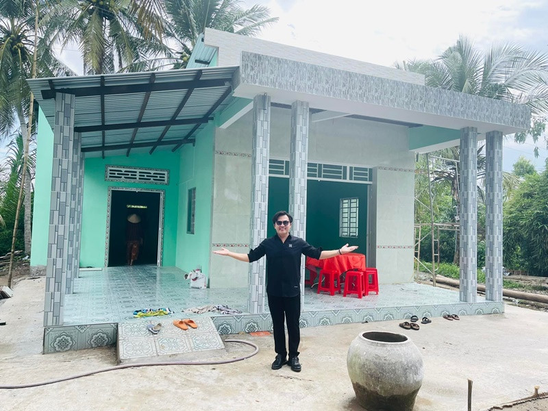 Đại Nghĩa chăm chỉ làm thiện nguyện. Anh thường xuyên trích tiền riêng của mình vào tài khoản từ thiện do anh điều hành để đi xây cầu, xây nhà, làm đường, tặng gạo, mổ mắt miễn phí cho người nghèo. Ảnh: FB Đại Nghĩa.