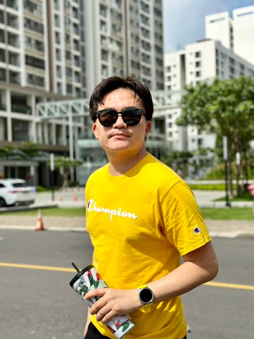 Đại Nghĩa từng chia sẻ, mẹ của anh chưa bao giờ giục anh phải lập gia đình để mẹ có cháu bồng bế. Bố mẹ Đại Nghĩa hoàn toàn tôn trọng ý kiến, suy nghĩ của nam MC. Ảnh: FB Đại Nghĩa.