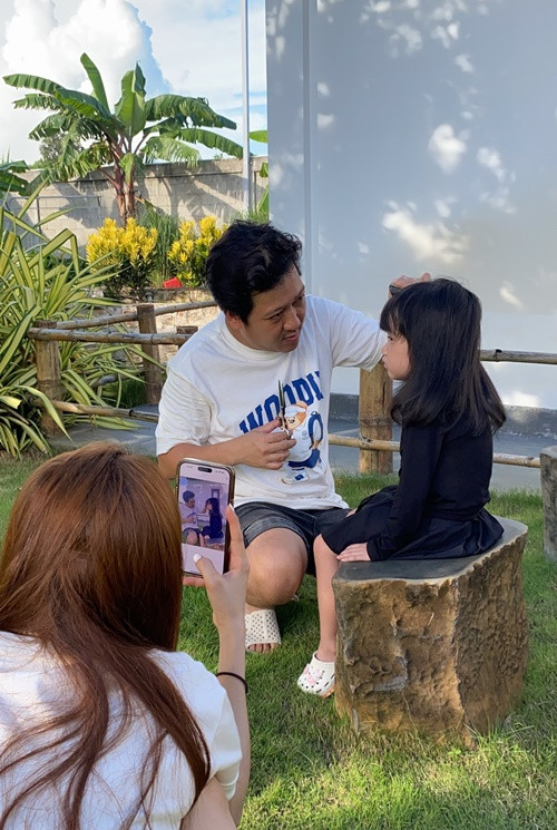 Trở về nhà, nam danh hài chăm sóc vợ con từng chút một.