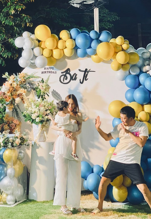 "Mười Khó" đón sinh nhật bên gia đình nhỏ ở biệt thự vườn.