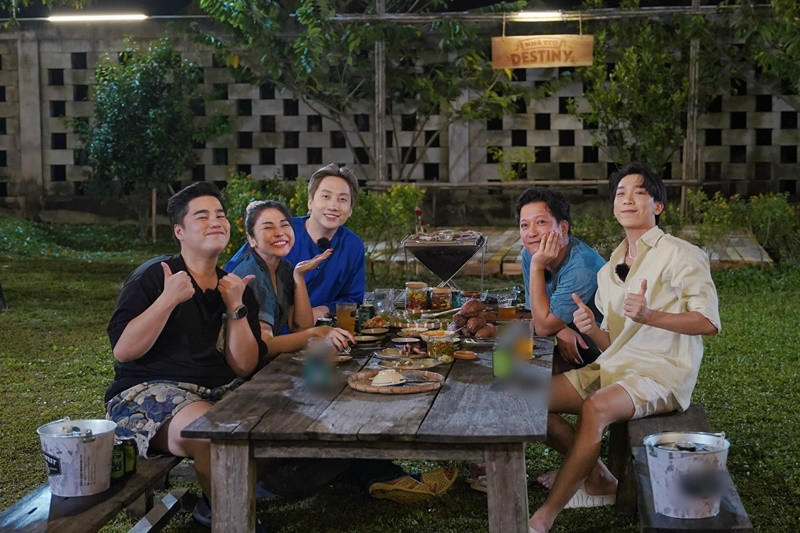 Trường Giang còn quay các chương trình ở biệt thự vườn hoặc thường xuyên mời bạn bè, đồng nghiệp đến chơi.