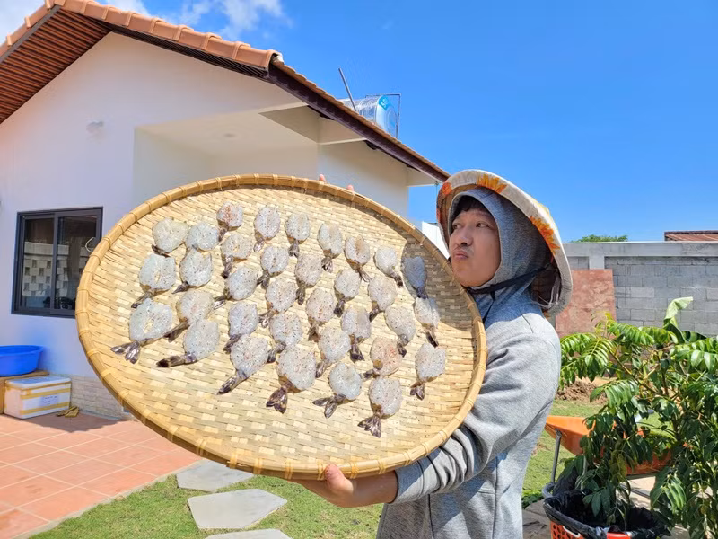 Trường Giang làm tôm, cá khô cho gia đình hay gửi tặng đồng nghiệp, bạn bè.
