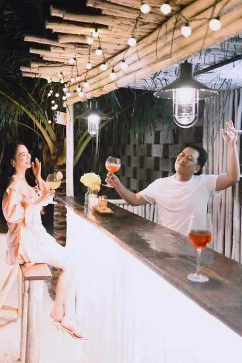 Vợ chồng Trường Giang vui vẻ tận hưởng sự bình yên sau những chuỗi ngày tất bật với công việc.